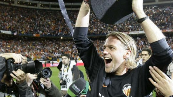 Hildebrand levanta la Copa del Rey ganada en 2008.