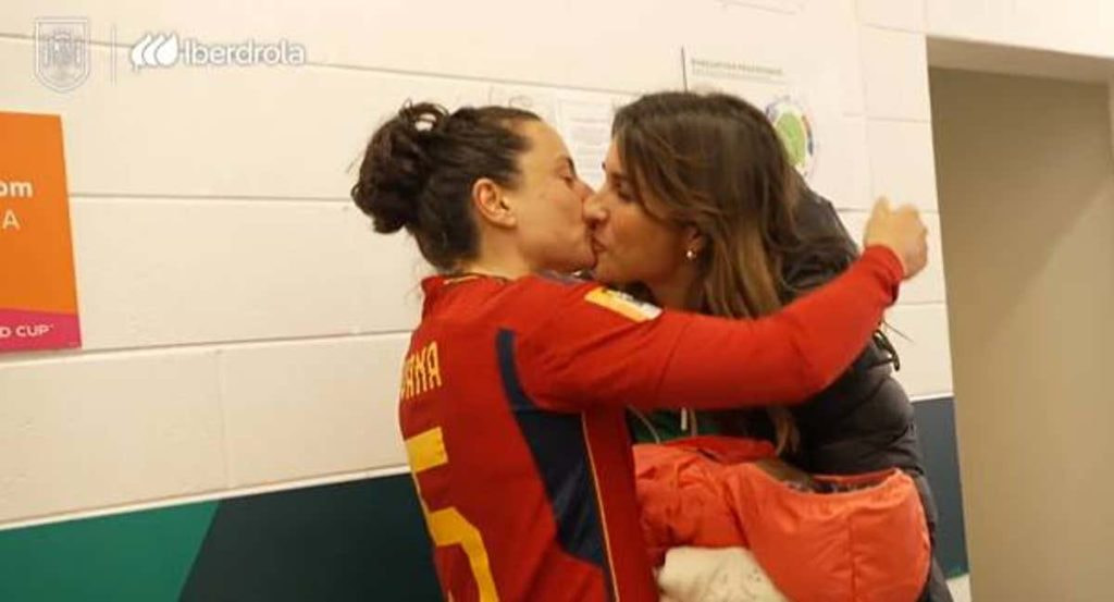 Ivana Andrés con su mujer y su hija tras el partido ante Países Bajos.