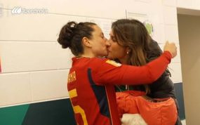 Ivana Andrés con su mujer y su hija tras el partido ante Países Bajos.