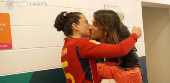 Ivana Andrés con su mujer y su hija tras el partido ante Países Bajos.