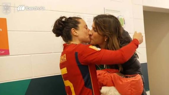Ivana Andrés con su mujer y su hija tras el partido ante Países Bajos.