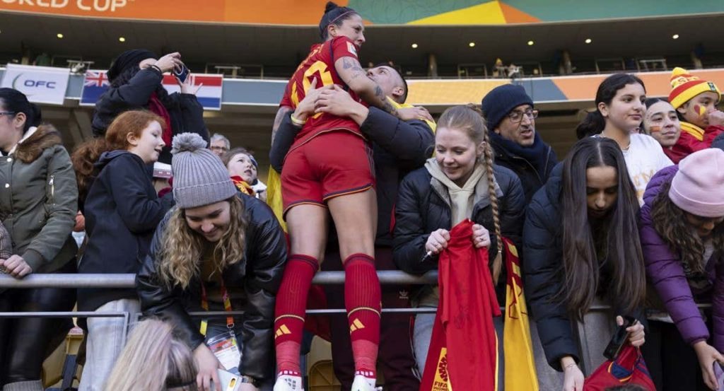 Jenni Hermoso celebra con su herman, Rafa, la victoria ante Países Bajos con la Selección en el camino a la final del Mundial.