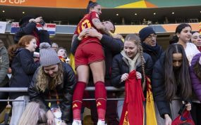 Jenni Hermoso celebra con su herman, Rafa, la victoria ante Países Bajos con la Selección en el camino a la final del Mundial.