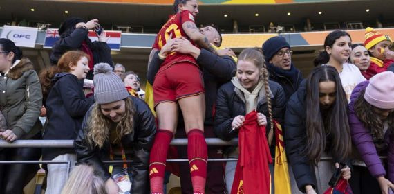 Jenni Hermoso celebra con su herman, Rafa, la victoria ante Países Bajos con la Selección en el camino a la final del Mundial.