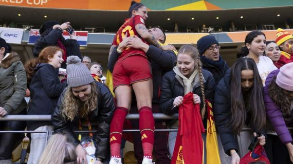 Jenni Hermoso celebra con su herman, Rafa, la victoria ante Países Bajos con la Selección en el camino a la final del Mundial.