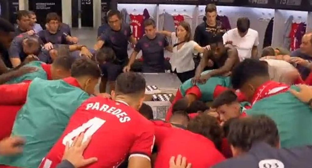 Jugadores del Athletic en corro rezando el Padre Nuestro antes de jugar contra el Real Madrid.