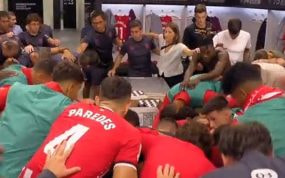 Jugadores del Athletic en corro rezando el Padre Nuestro antes de jugar contra el Real Madrid.
