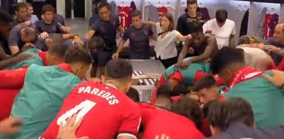 Jugadores del Athletic en corro rezando el Padre Nuestro antes de jugar contra el Real Madrid.