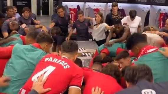 Jugadores del Athletic en corro rezando el Padre Nuestro antes de jugar contra el Real Madrid.