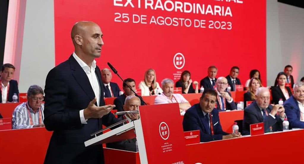 Luis Rubiales da un discurso durante una Asamblea de la RFEF.
