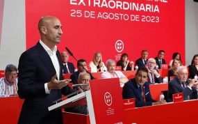 Luis Rubiales da un discurso durante una Asamblea de la RFEF.