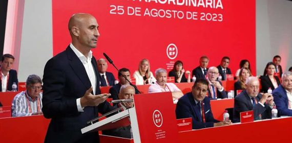 Luis Rubiales da un discurso durante una Asamblea de la RFEF.