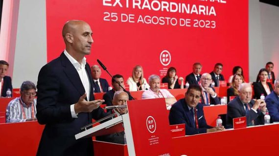 Luis Rubiales da un discurso durante una Asamblea de la RFEF.