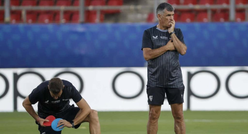 Mendilibar, durante el entrenamiento previo a la final de la Supercopa de Europa.