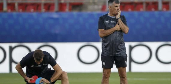 Mendilibar, durante el entrenamiento previo a la final de la Supercopa de Europa.