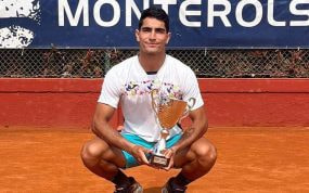 Miguel Damas posa con el trofeo de subcampeón en el ITF 25 de Reus.