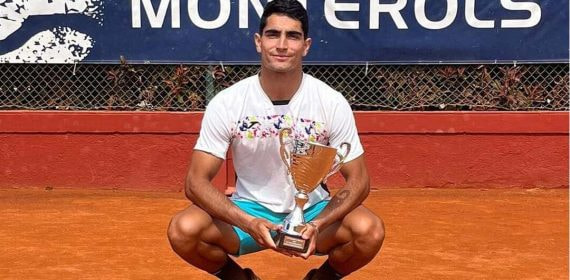 Miguel Damas posa con el trofeo de subcampeón en el ITF 25 de Reus.