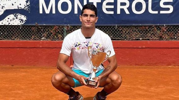Miguel Damas posa con el trofeo de subcampeón en el ITF 25 de Reus.