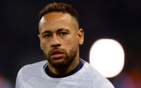Neymar con la camiseta del PSG.