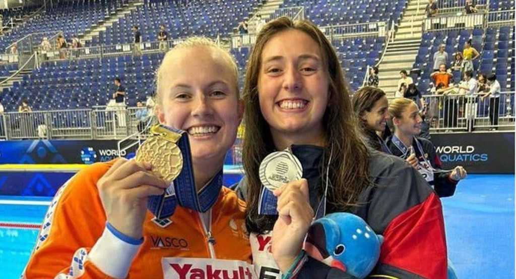 Nina Ten Broek y Paula Camus tras la final del Mundial de Waterpolo.