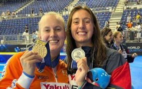 Nina Ten Broek y Paula Camus tras la final del Mundial de Waterpolo.