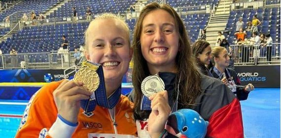 Nina Ten Broek y Paula Camus tras la final del Mundial de Waterpolo.