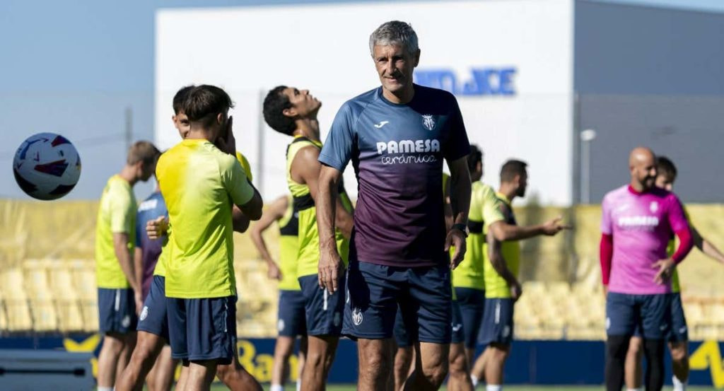 Quique Setién y la plantilla en un entrenamiento.