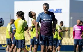 Quique Setién y la plantilla en un entrenamiento.