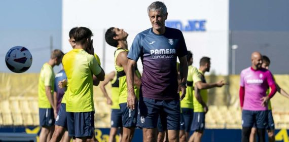 Quique Setién y la plantilla en un entrenamiento.