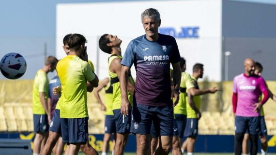 Quique Setién y la plantilla en un entrenamiento.