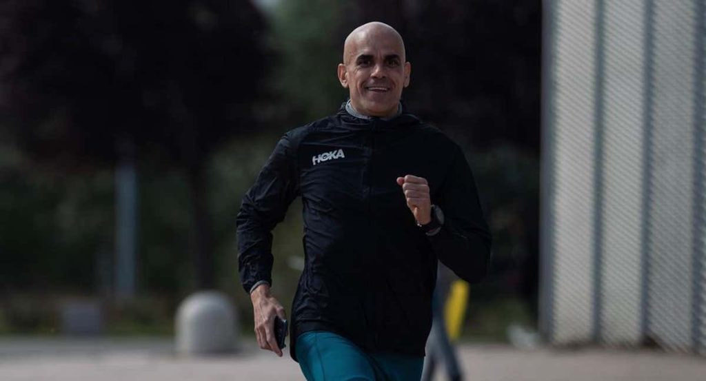 Reyes Estevez continúa compitiendo a los 47 años.