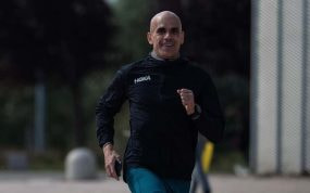 Reyes Estevez continúa compitiendo a los 47 años.