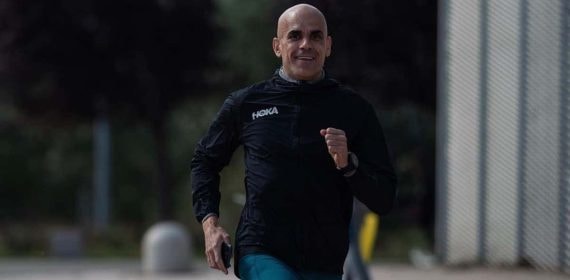 Reyes Estevez continúa compitiendo a los 47 años.