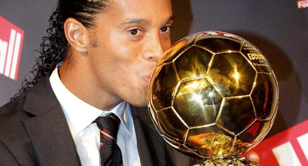 Ronaldinho posa con su Balón de Oro.