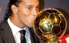 Ronaldinho posa con su Balón de Oro.