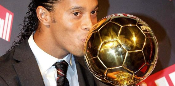 Ronaldinho posa con su Balón de Oro.