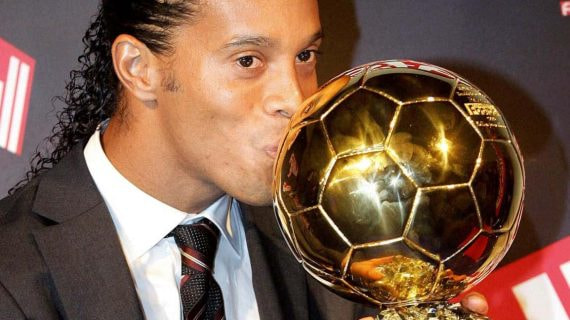 Ronaldinho posa con su Balón de Oro.