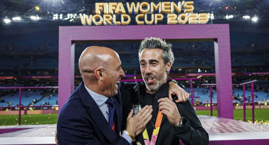 Rubiales felicita al seleccionador Jorge Vilda tras ganar el Mundial en Sídney.
