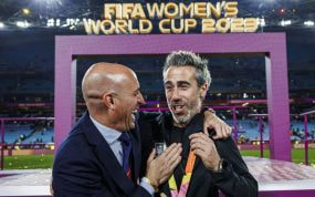 Rubiales felicita al seleccionador Jorge Vilda tras ganar el Mundial en Sídney.