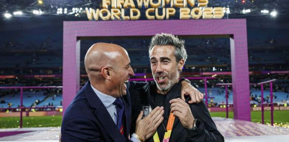 Rubiales felicita al seleccionador Jorge Vilda tras ganar el Mundial en Sídney.