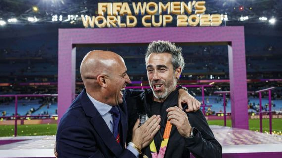 Rubiales felicita al seleccionador Jorge Vilda tras ganar el Mundial en Sídney.