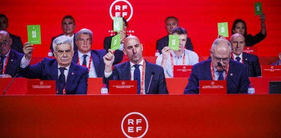 Luis Rubiales durante una votación en una Asamblea Extraordinaria de la RFEF.