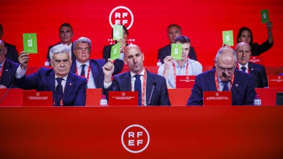 Luis Rubiales durante una votación en una Asamblea Extraordinaria de la RFEF.