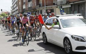 El pelotón, detrás del coche de la organización en una salida neutralizada.