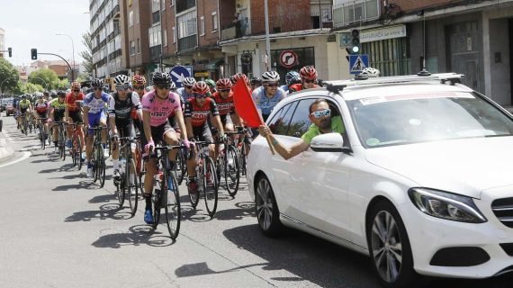 El pelotón, detrás del coche de la organización en una salida neutralizada.