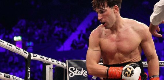Instante en el que By Viruzz noquea a DK Money en su combate en las Misfits X Series.