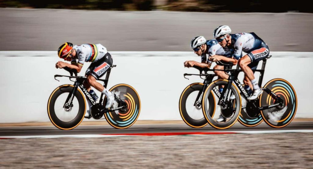 Remco Evenepoel, vestido de campeón del mundo, ensaya su postura de contrarreloj junto a sus compañeros de equipo.