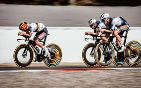 Remco Evenepoel, vestido de campeón del mundo, ensaya su postura de contrarreloj junto a sus compañeros de equipo.
