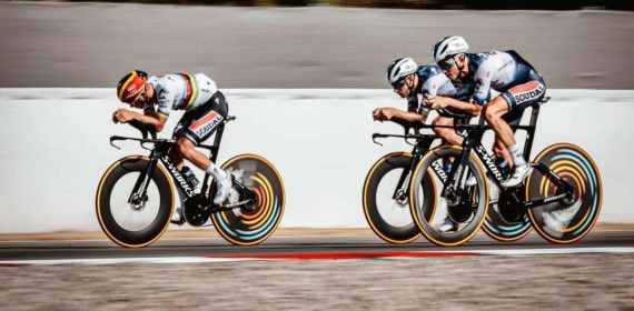 Remco Evenepoel, vestido de campeón del mundo, ensaya su postura de contrarreloj junto a sus compañeros de equipo.