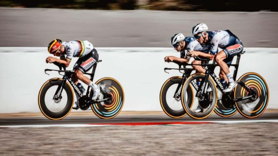 Remco Evenepoel, vestido de campeón del mundo, ensaya su postura de contrarreloj junto a sus compañeros de equipo.